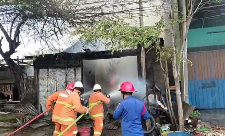 Rumah dan Bengkel di Gresik Terbakar, Dua Mobil Hangus 