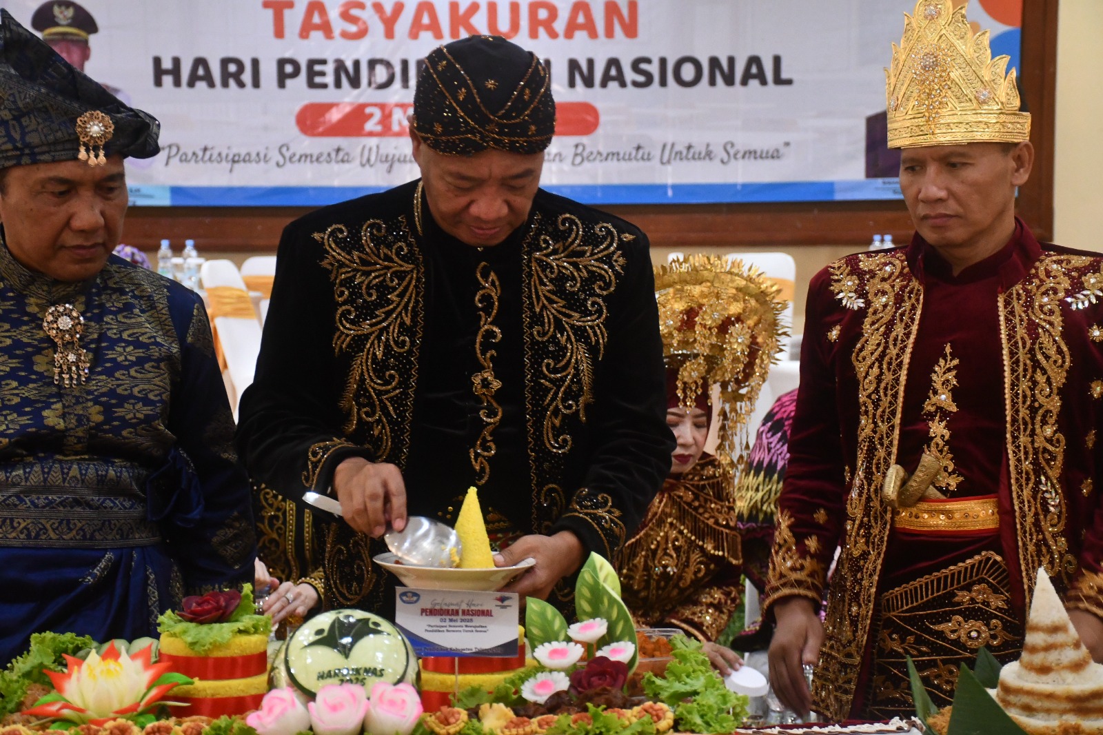 Hardiknas di Tulungagung Diperingati dengan Tumpengan dan Pakaian Adat