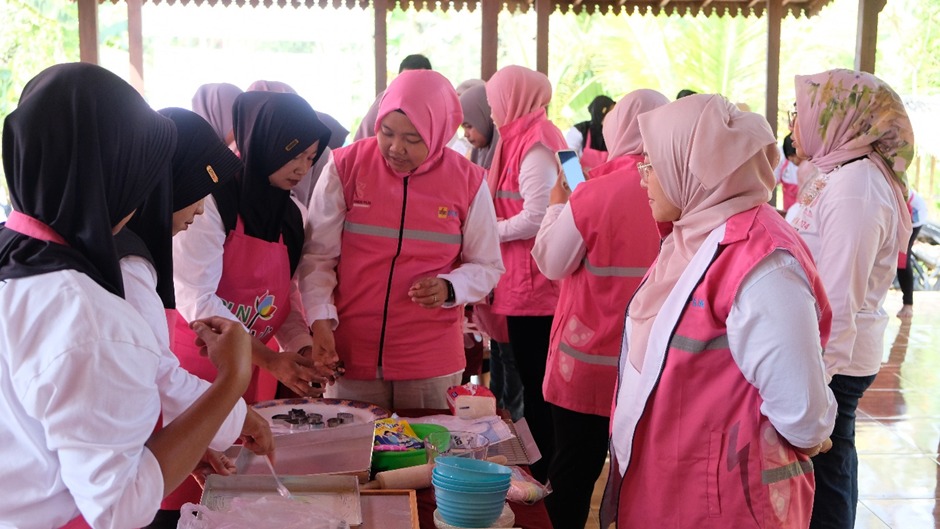 Semangat Hari Pahlawan, Srikandi Movement PLN 2024 Gelar Pelatihan Pemberdayaan Perempuan Rentan Kalipuro