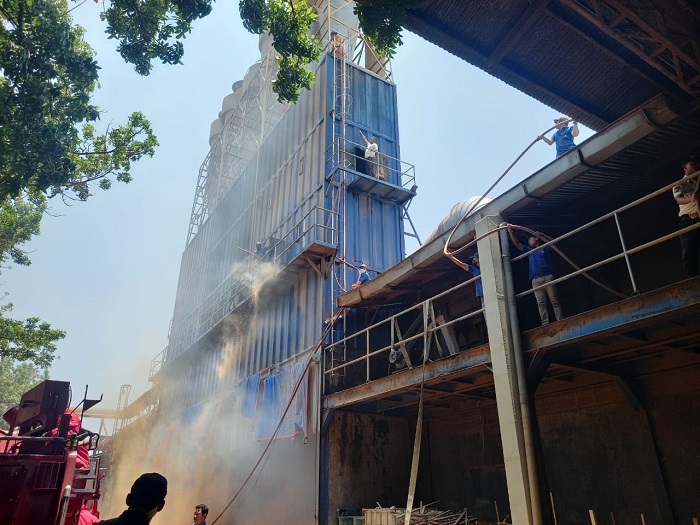 Mesin Blower Terganjal Serbuk Kayu, Area Produksi Pabrik di Driyorejo Gresik Terbakar