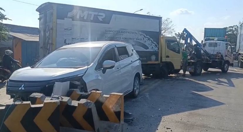 Xpander Tabrak Pembatas Jalan Usai Selip di Duduksampeyan Gresik