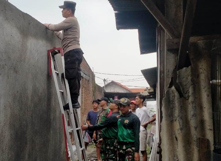 Bersama Tiga Pilar, Polsek Wiyung Bantu Perbaiki Rumah Warga Korban Puting Beliung