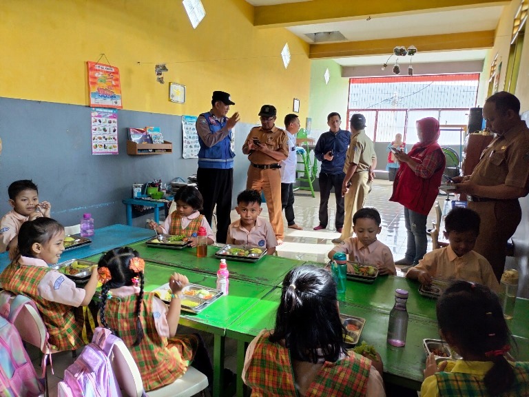 Polsek Tandes Kawal Distribusi Program MBG di Manukan Wetan Surabaya