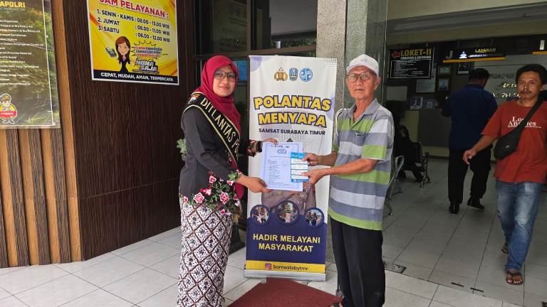 Peringati Hari Kartini Petugas Samsat Surabaya Timur Tampil dengan Busana Adat