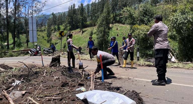 Aksi Cepat Tanggap Polres Probolinggo Tangani Tanah Longsor di Jalur Bromo