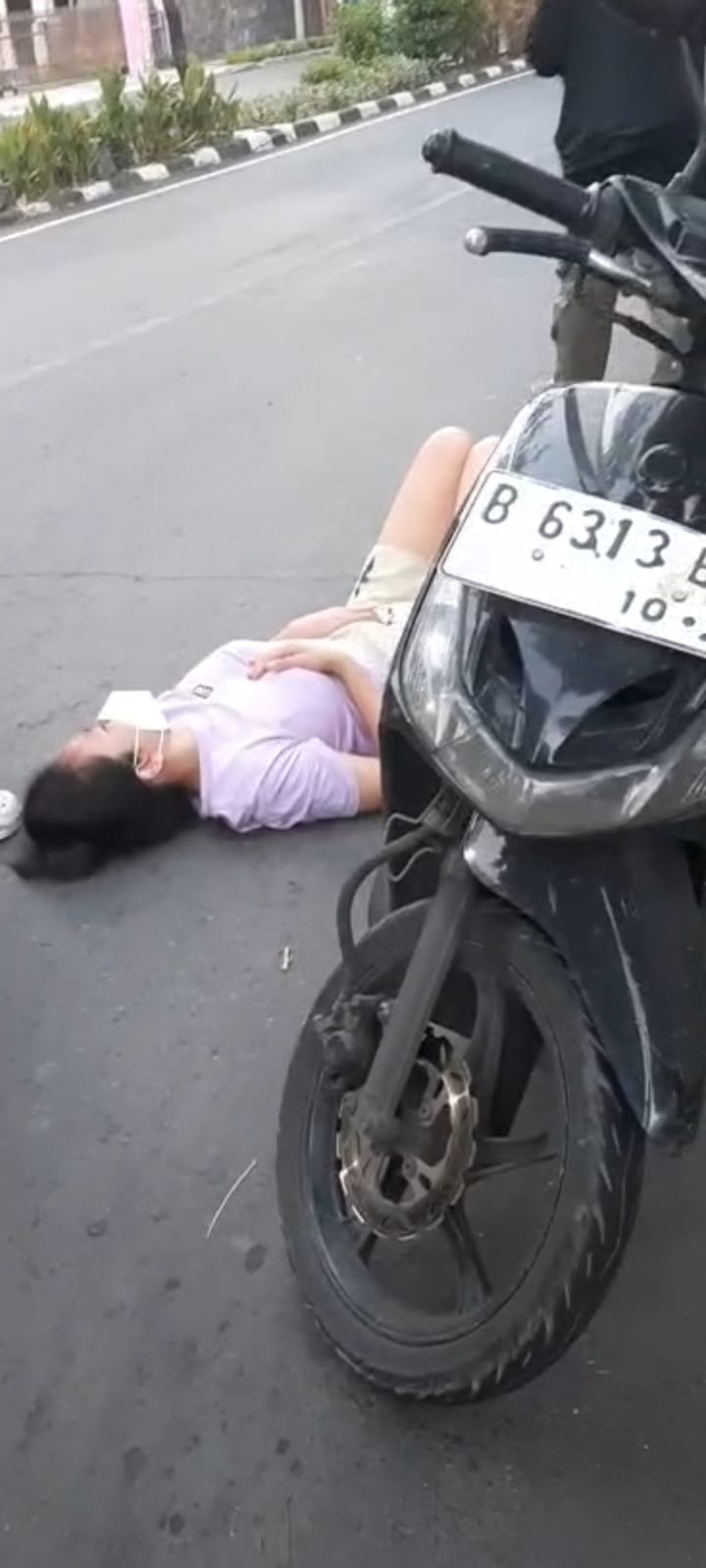 Tiba-tiba Lemas, Pengendara Wanita Terkapar di Jalan Genteng Kali