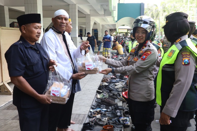 Rayakan HUT Ke-77, Polwan Polres Pelabuhan Tanjung Perak Gelar Patroli Sambil Berbagi