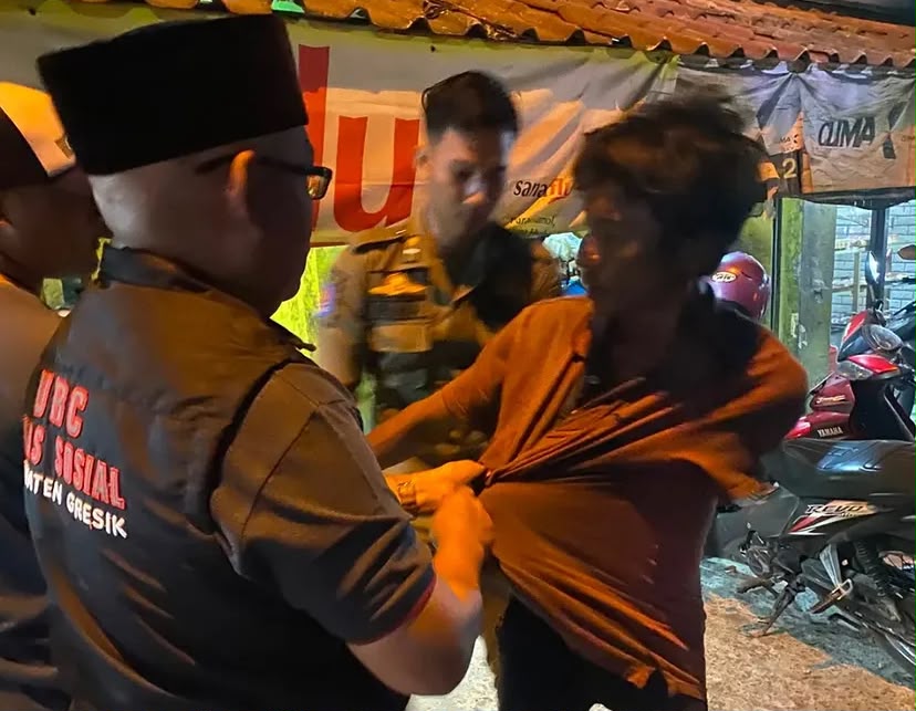 Bikin Resah Warga di Pasar Duduksampeyan, Pria ODGJ Dievakuasi Dinsos Gresik