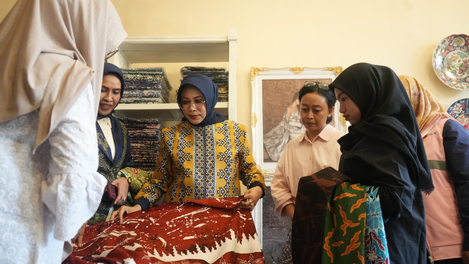 Istri Mensos Apresiasi Pemberdayaan Disabilitas Mitra Binaan TJSL PLN di Aora Wistara Surabaya