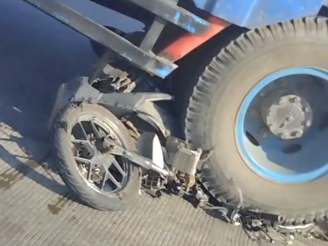 Kecelakaan Dekat Pintu Masuk Tol PIER, Pemotor Terkapar di Tengah Jalan Terlindas Truk