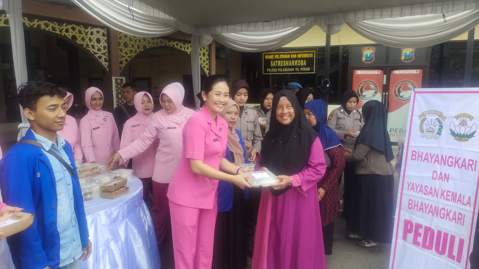 Yayasan Kemala Bhayangkari Polres Pelabuhan Tanjung Perak Giat Sosial Berbagi ke Masyarakat