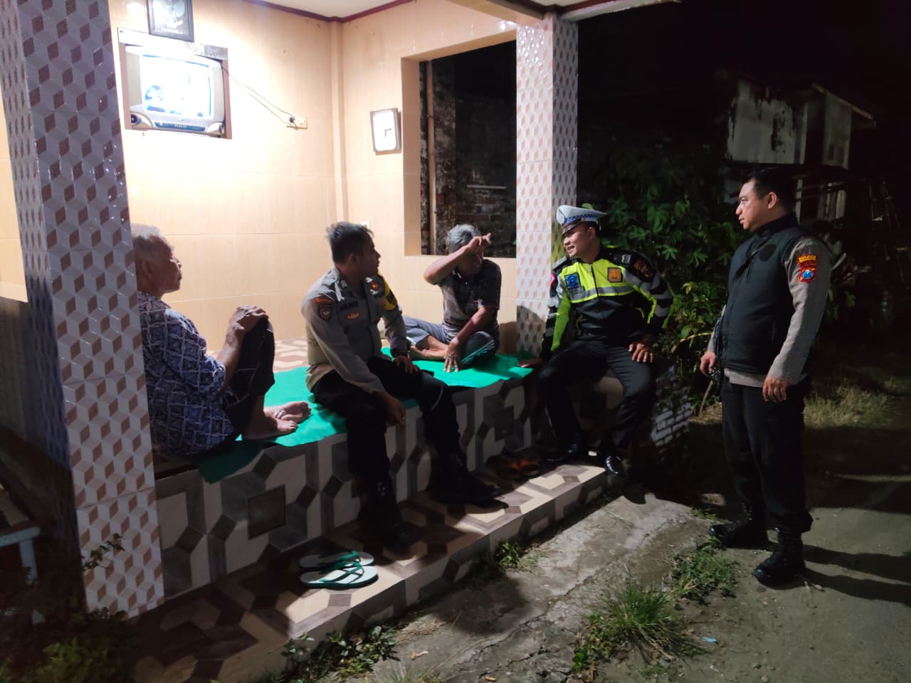 Pascalomba Siskamling, Polsek Warujayeng Intensifkan Sambang Pos Kamling