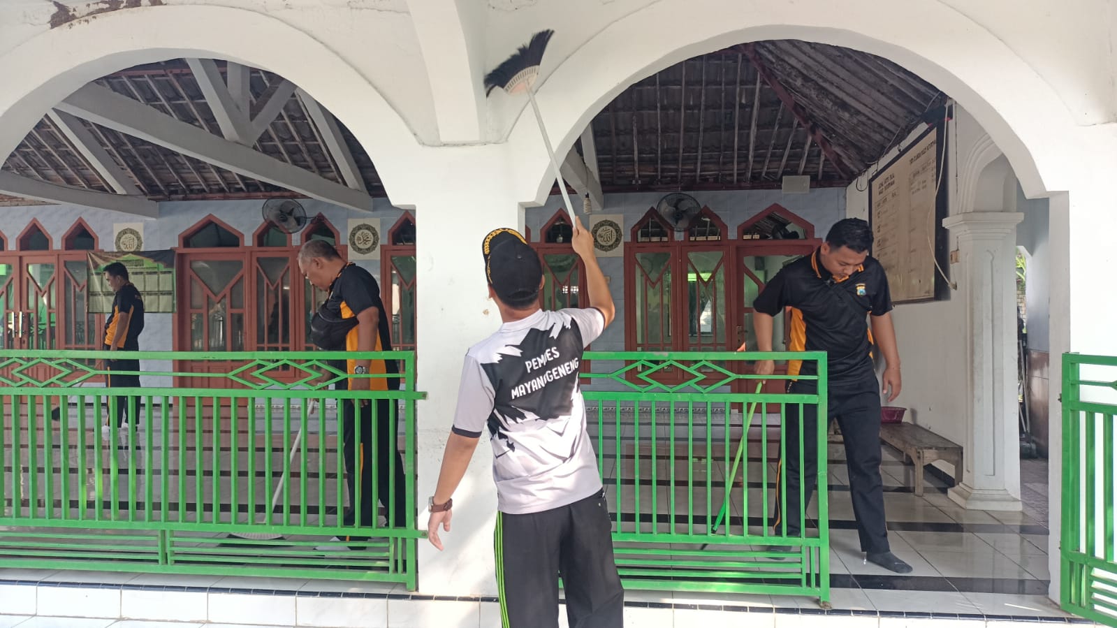 Bakti Religi Polsek Kalitidu Bersihkan Masjid