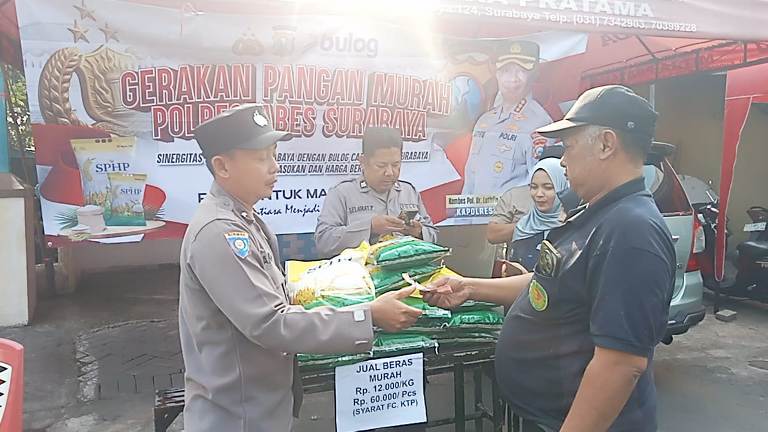 Polsek Sukomanunggal Gelar Pasar Murah Bersama Bulog