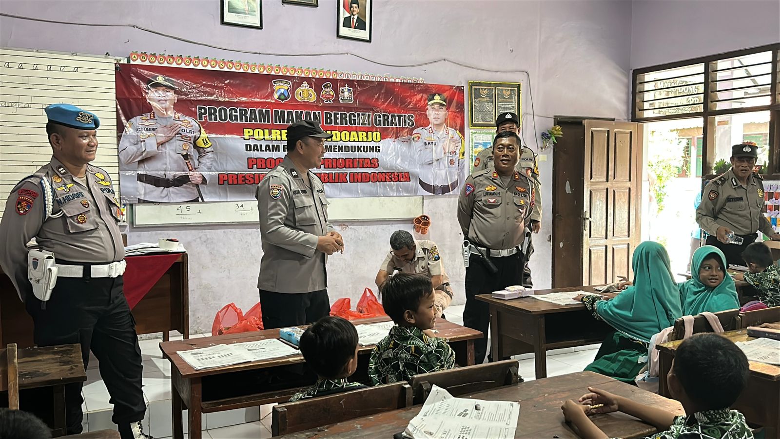 Polisi Bagikan Makan Siang Bergizi di SDN 1 Jogosatru