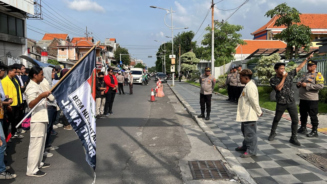 Polsek Sawahan Kawal Aksi Unjuk Rasa PD BEM Nusantara