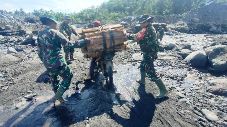 Aksi Anggota Kodim 0821/Lumajang Bantu Warga Melintas Sungai Terdampak Erupsi Semeru