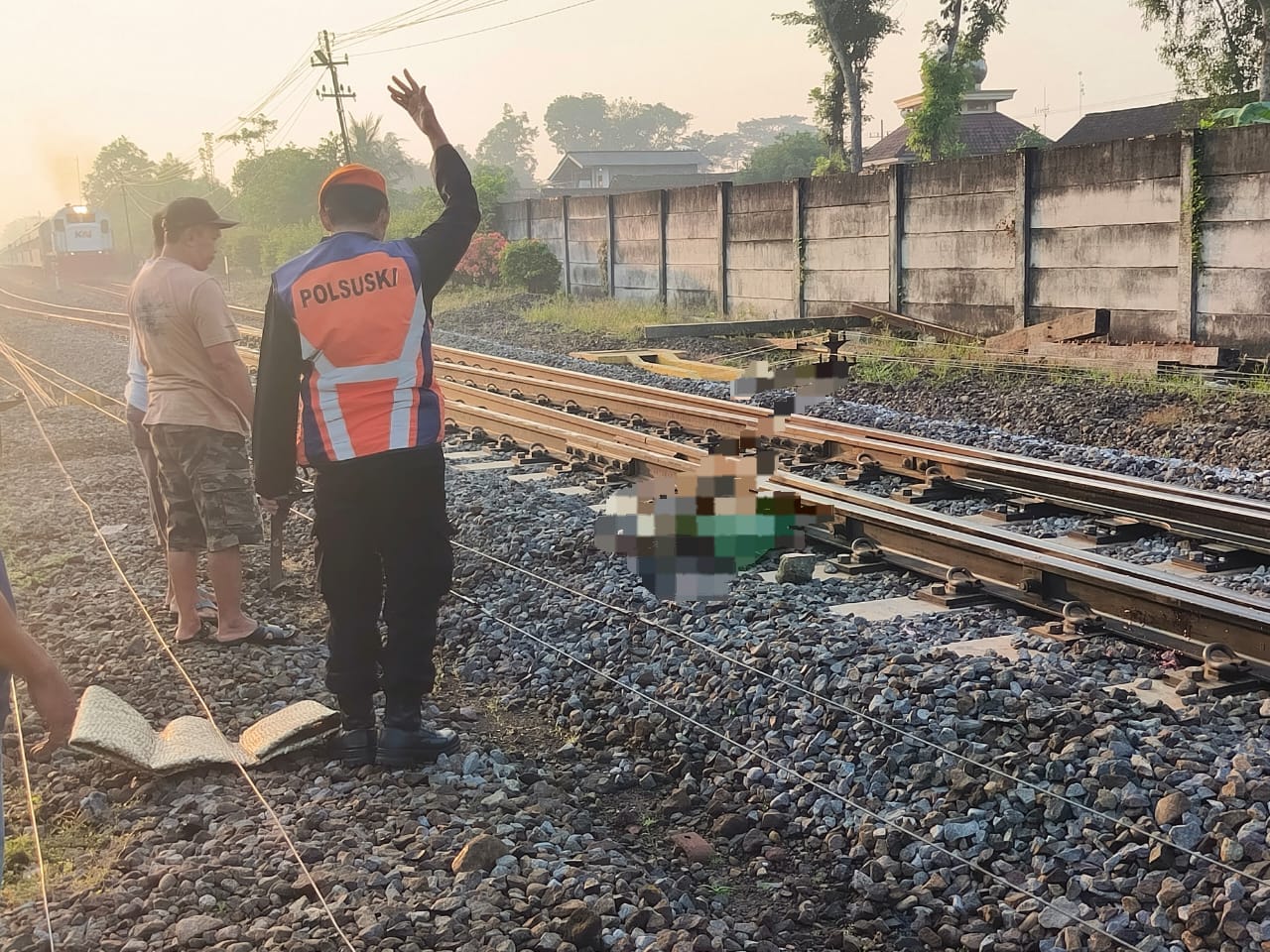 Bocah 3 Tahun di Rejotangan Tewas Tertabrak Kereta Api Saat Bermain di Rel