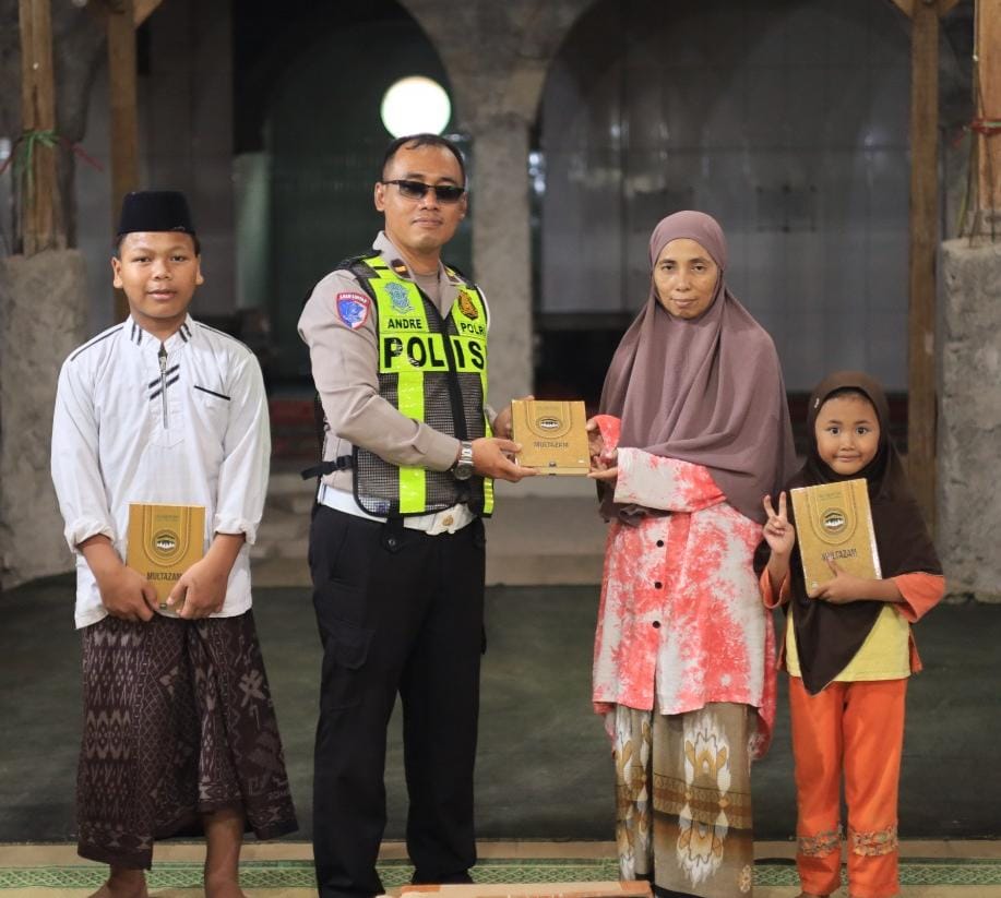 Police Goes to Pondok Pesantren, Satlantas Polres Gresik Tanamkan Tertib Lalu Lintas ke Santri