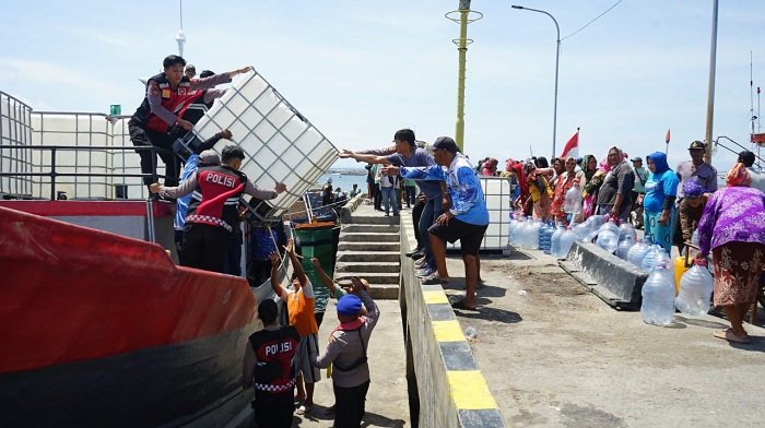 Pulau Gili Ketapang Krisis Air Minum, Giliran Kapolres Oki Gelontorkan 10 Ribu Liter Air Bersih