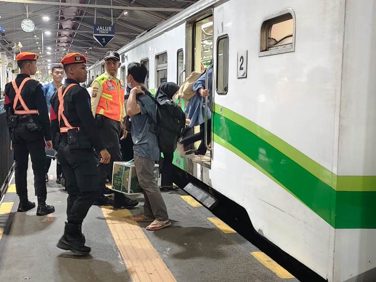 Posko Angkutan Lebaran 2026 di Surabaya Dibuka, KAI Commuter Siapkan 34 Ribu Kursi per Hari