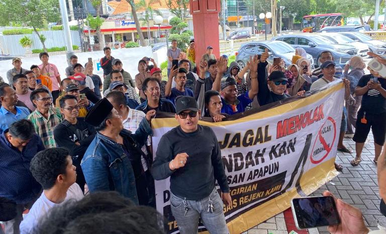 Jagal dan Pedagang Daging Surabaya Geruduk DPRD Tolak Relokasi RPH