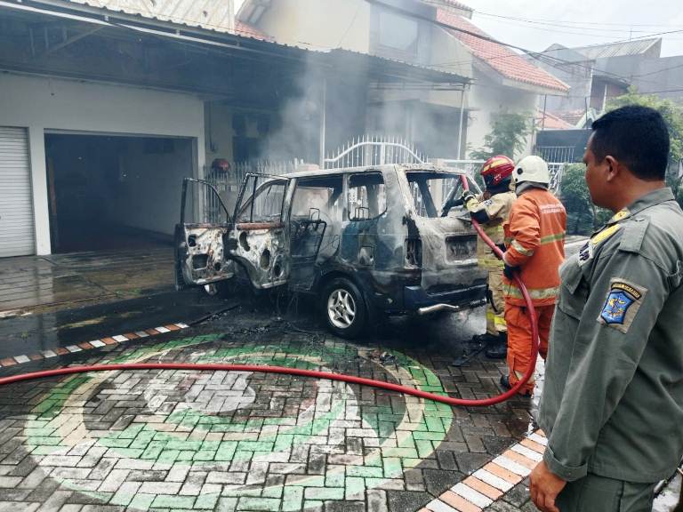 Lampu Korsleting, Toyota Kijang Ludes Terbakar di Jalan Semampir Tengah Surabaya
