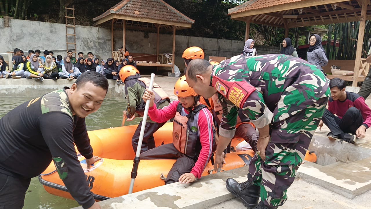 Tingkatkan Mitigasi Bencana, Babinsa dan BPBD Gelar Pelatihan LCR untuk Pelajar