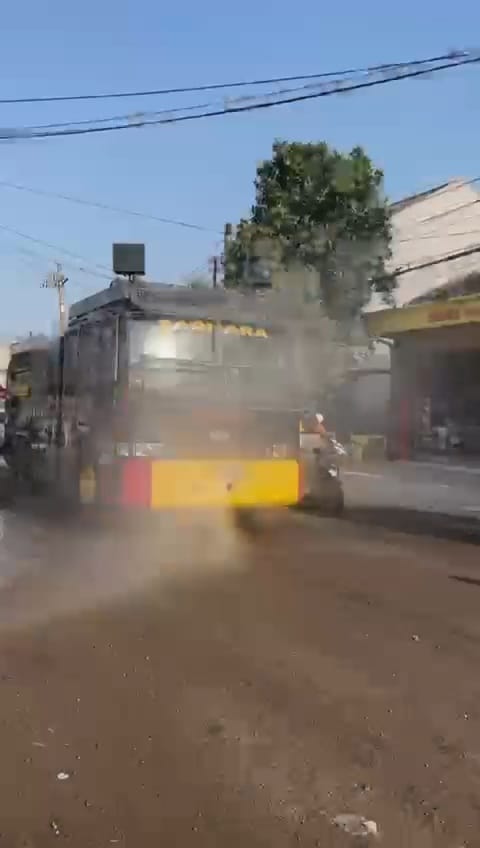 Respons Keluhan Warga, Polres Gresik Semprot Jalan Berdebu Imbas Pelebaran Jalan Yosowilangun - Suci