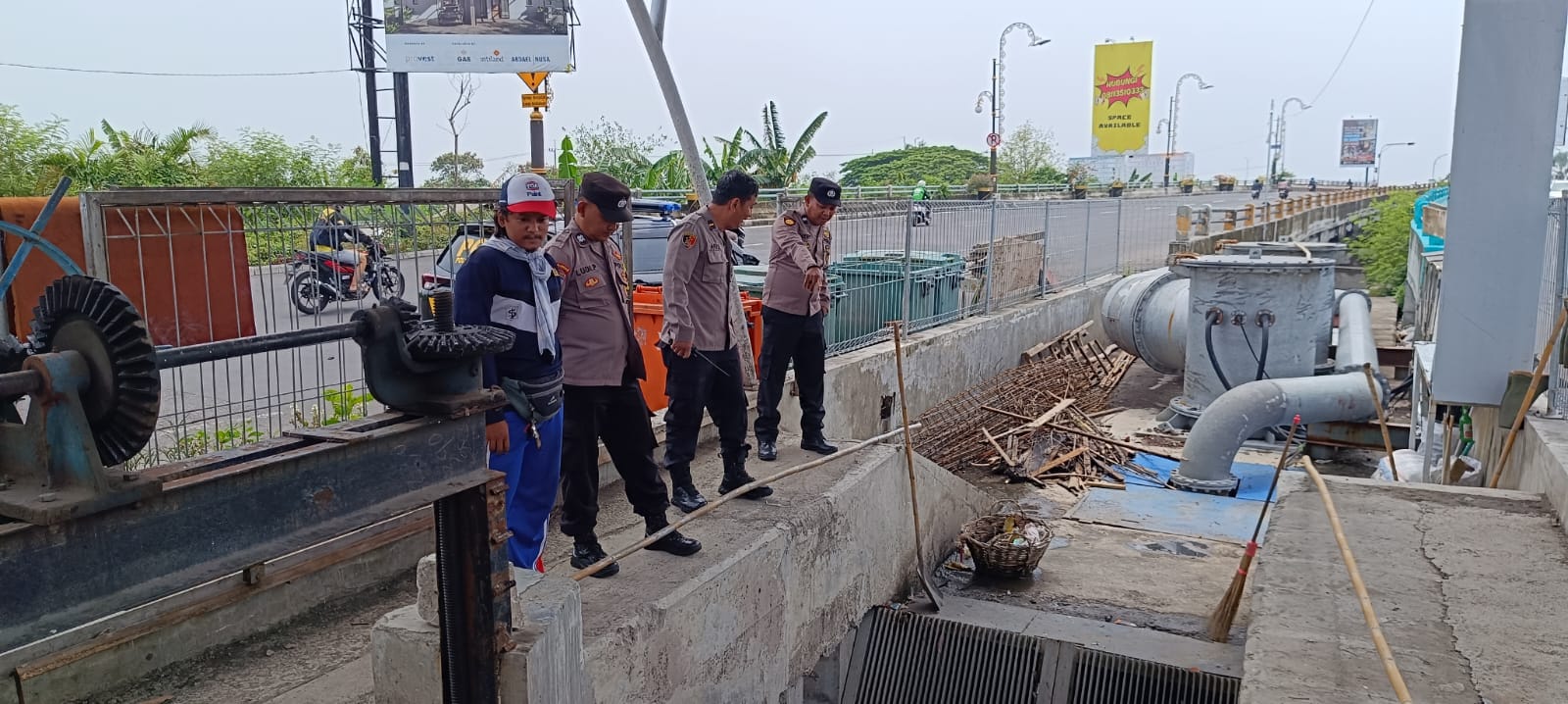 Polsek Gunung Anyar Siaga Hadapi Musim Hujan, Rumah Pompa MERR Diperiksa