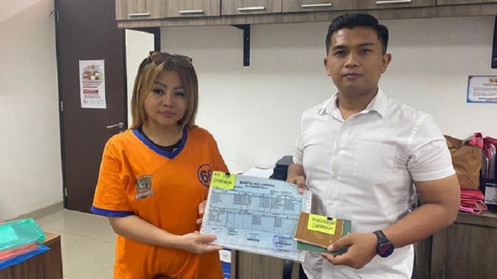 Pemilik Ijazah dan Dokumen yang Dibawa Jan Hwa Diana Bisa Ambil di Polda Jatim, Gratis!