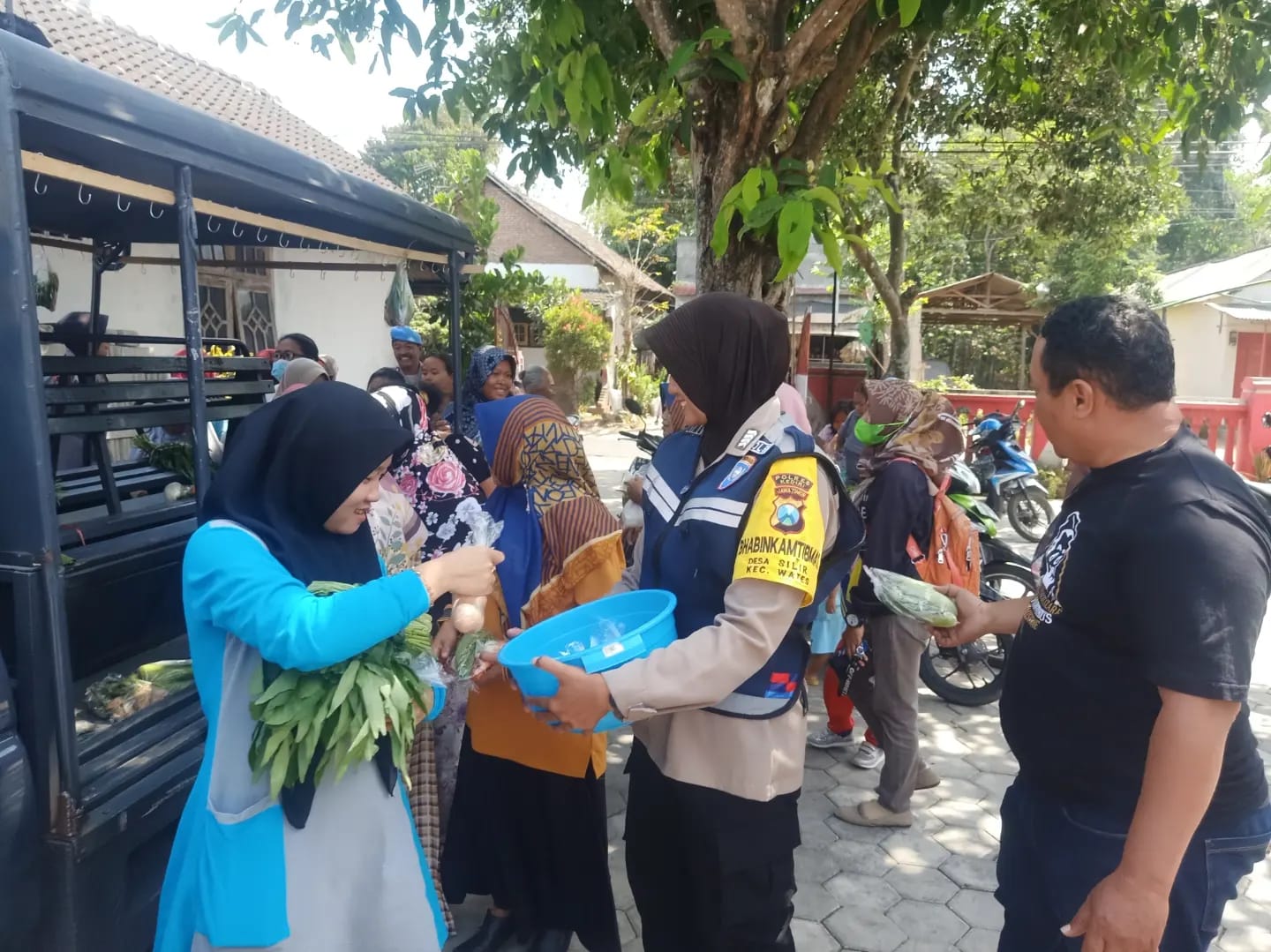 Jumat Berkah, Polsek Wates Bagikan Sayur Gratis