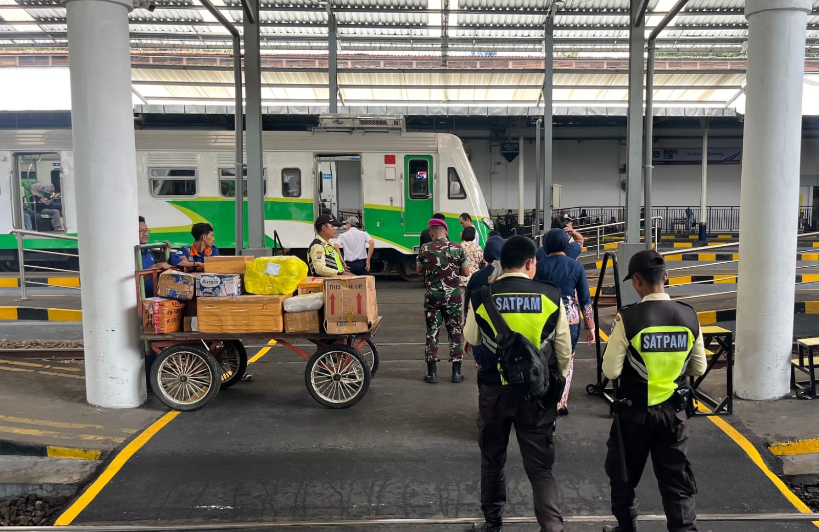 Kereta Api Tertemper Truk di Probolinggo, Tujuan Surabaya Terlambat Hampir Tiga Jam