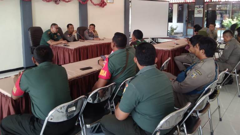 Polsek Sukomanunggal Gelar Rapat Koordinasi 3 Pilar untuk Jaga Keamanan