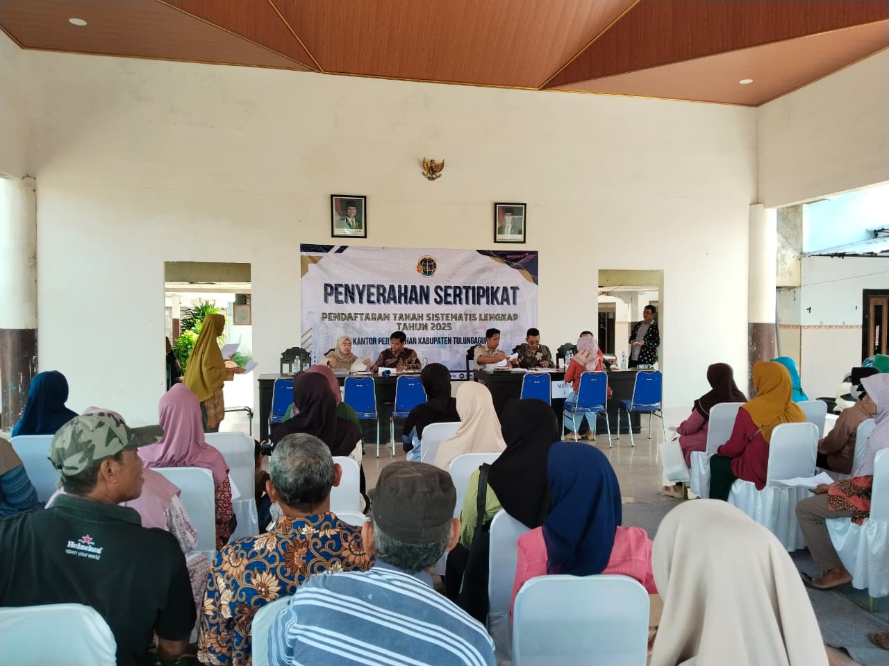 Tutup Tahun, Kantah ATR/BPN Tulungagung Bagikan Sertipikat kepada Warga