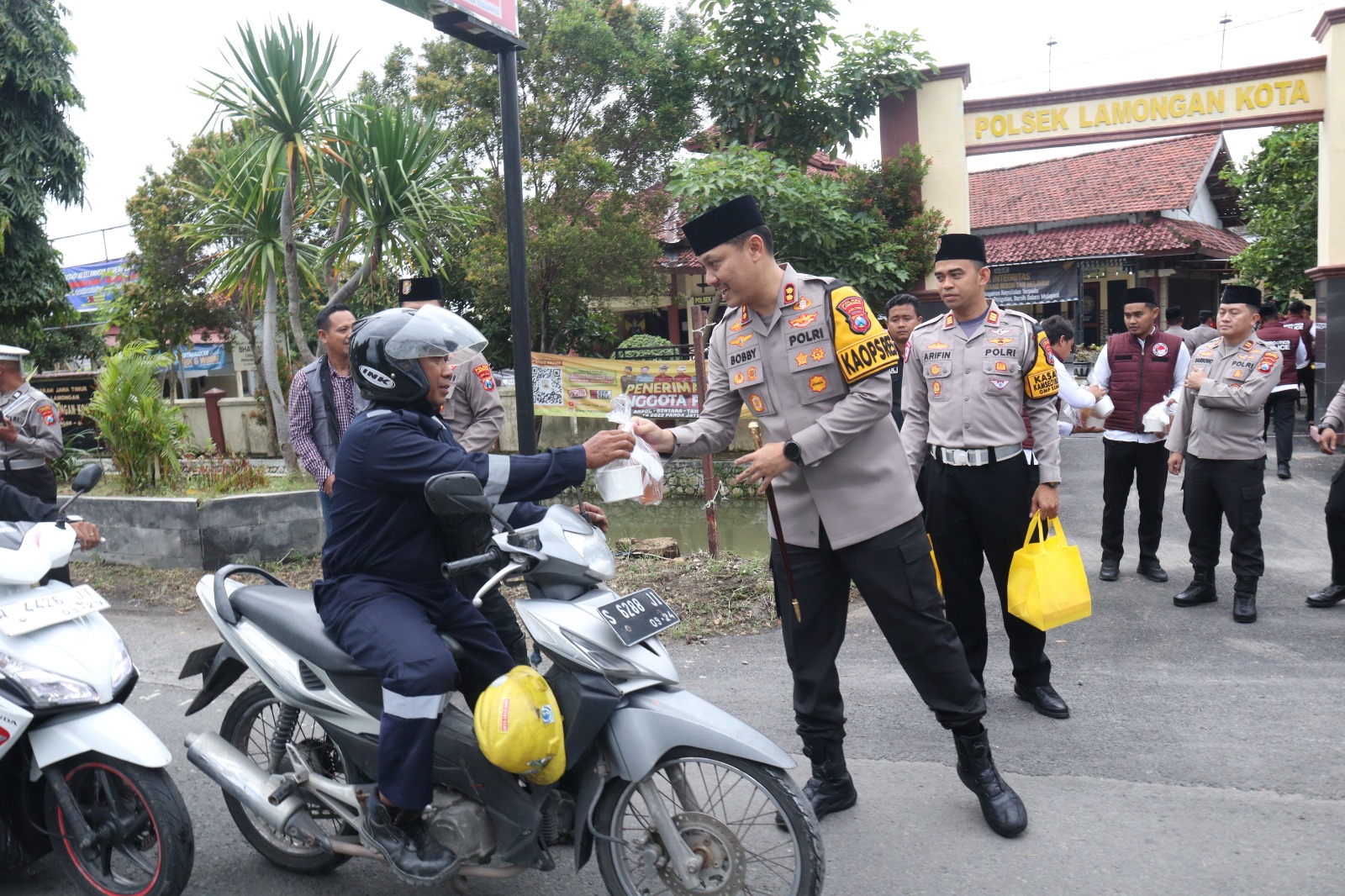 Kapolres Lamongan Bagikan Takjil kepada Pengguna Jalan