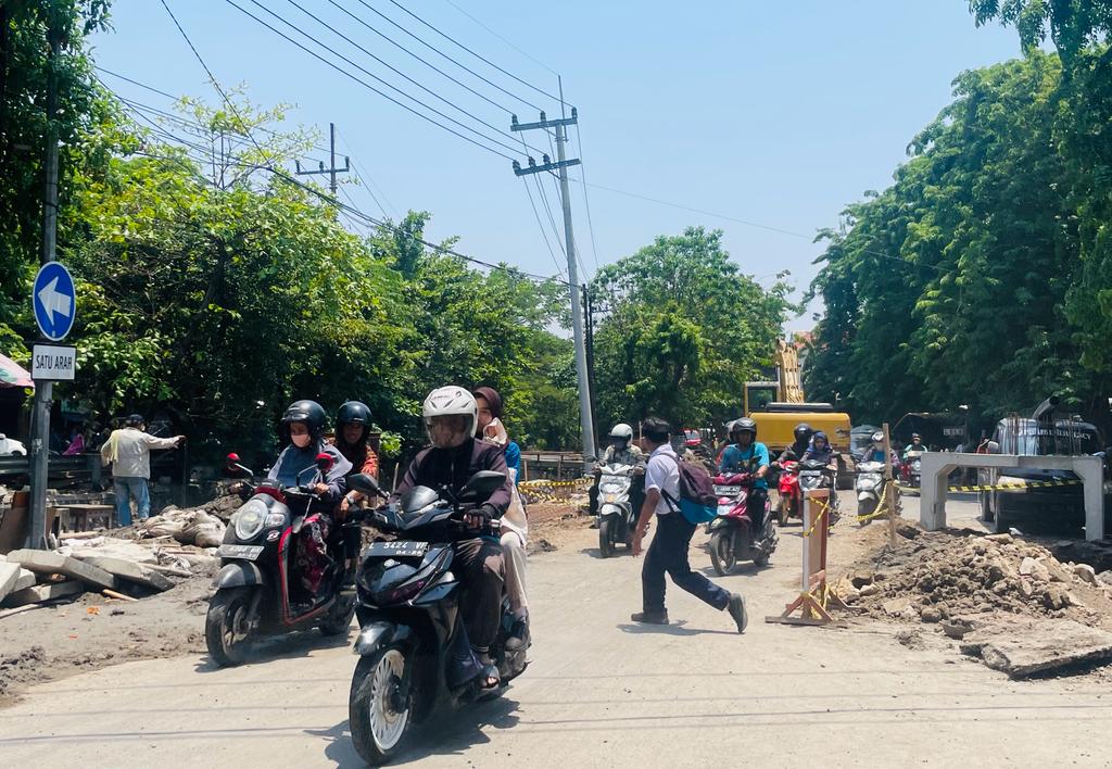 Proyek Saluran Jalan Raya Karang Asem Bikin Lalu Lintas Padat Merayap, Debu Beterbangan