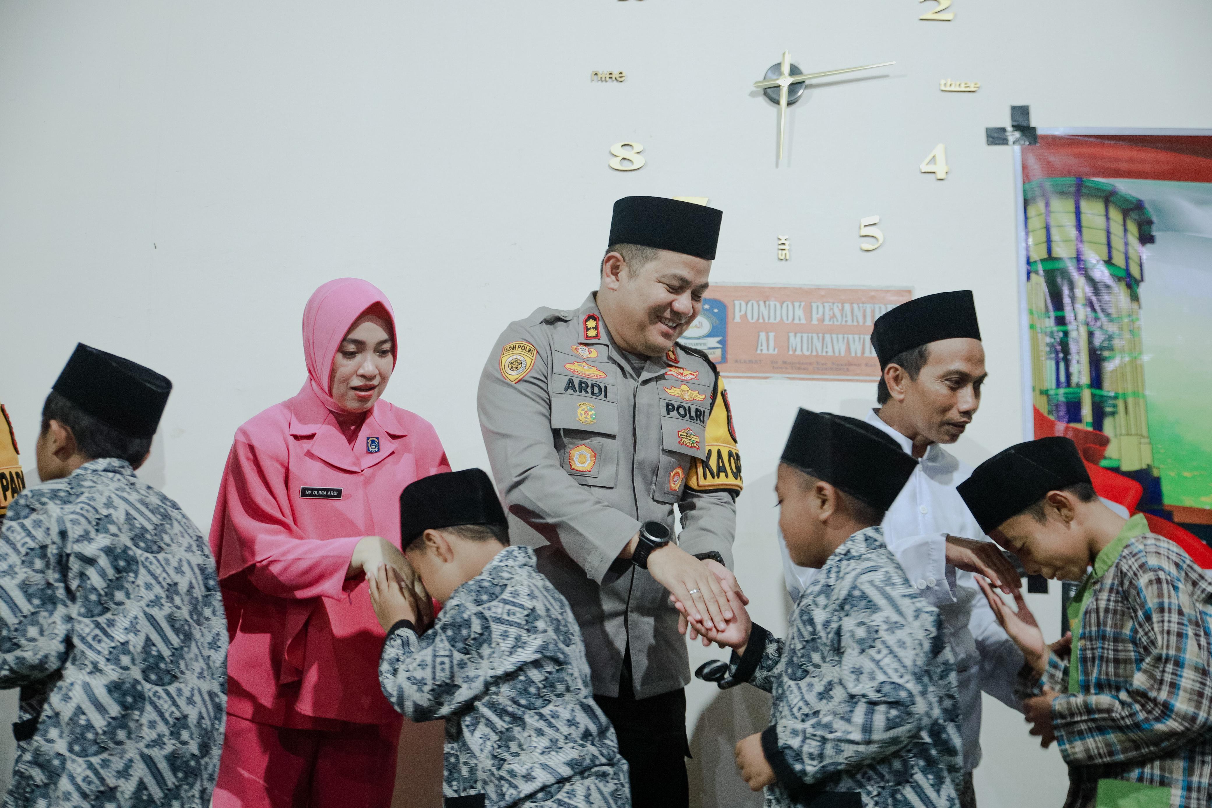Kapolres Jombang Bersama Ketua Bhayangkari Gelar Baksos di Pesantren
