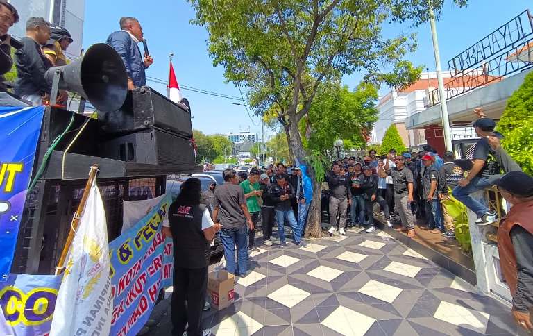 Aliansi Madura Indonesia Geruduk DPRD Surabaya Tuntut Ketua Dewan Dicopot