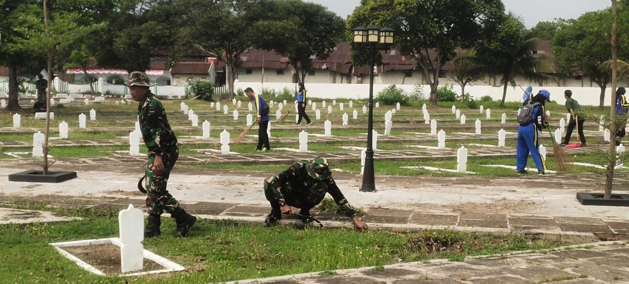 Kodim Jember Resik-resik TMP Patrang, Hormati Pahlawan Jelang HUT Ke-79 TNI