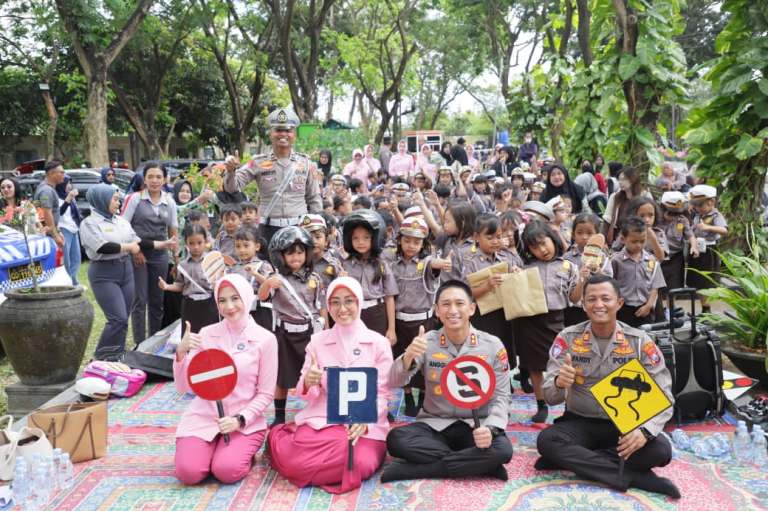 Ratusan Siswa TK Kemala Bhayangkari Belajar Rambu Lalu Lintas Bareng Kapolres Kediri Kota