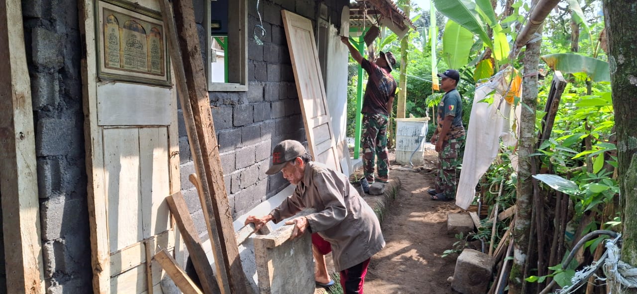 Semangat Ramadan, Satgas TMMD Ke-123 Kodim 0821/Lumajang Bangun RTLH di Desa Mlambing