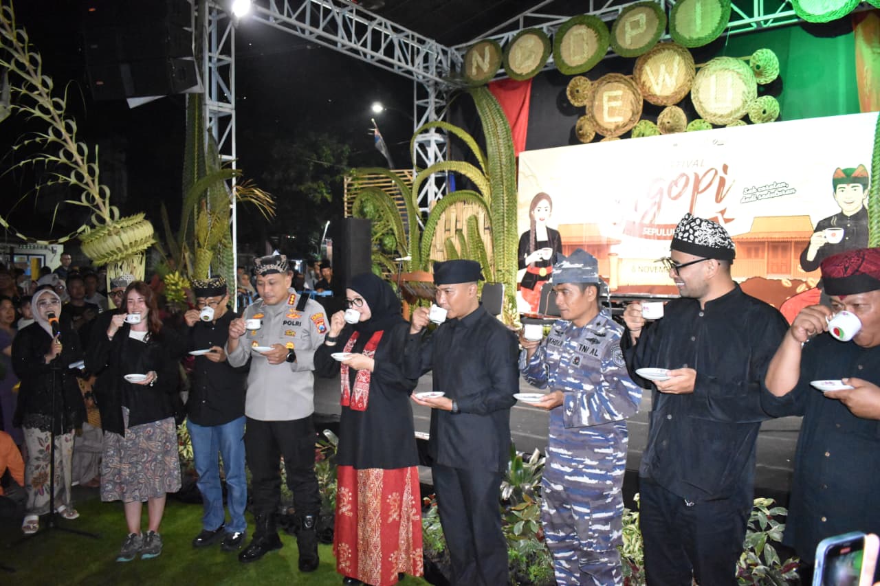 Festival Ngopi Sepuluh Ewu 2025 Meriah, Kapolresta Banyuwangi Ngopi Bareng Warga di Desa Adat Kemiren