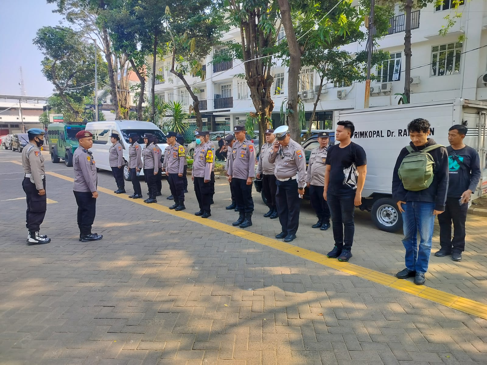 Polsek Gayungan Siagakan Puluhan Personel Amankan Aksi Anti-Korupsi di Kejati Jatim