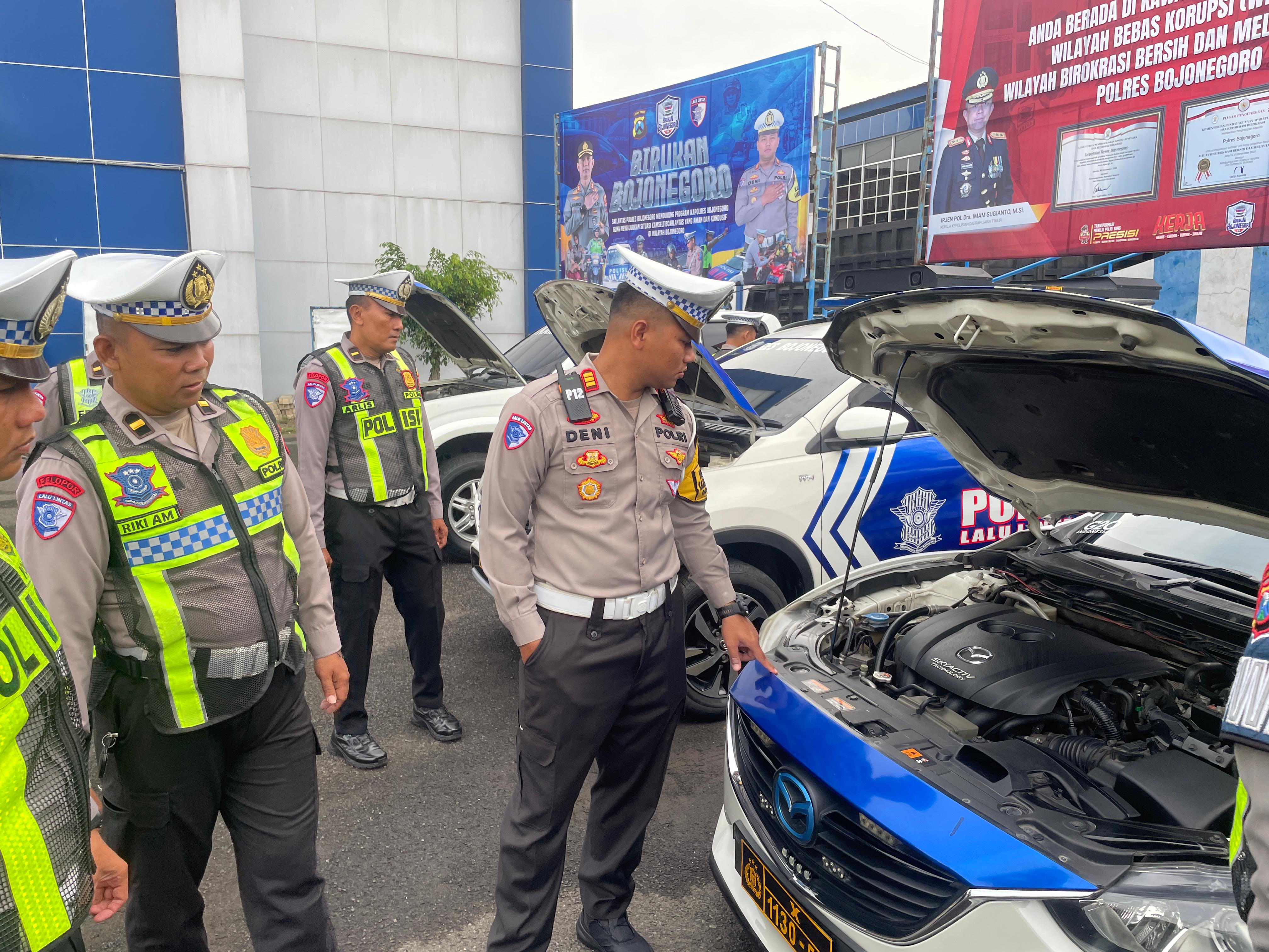 Kasatlantas Polres Bojonegoro AKP Deni Cek Kendaraan Dinas Guna Menunjang Kinerja Anggota