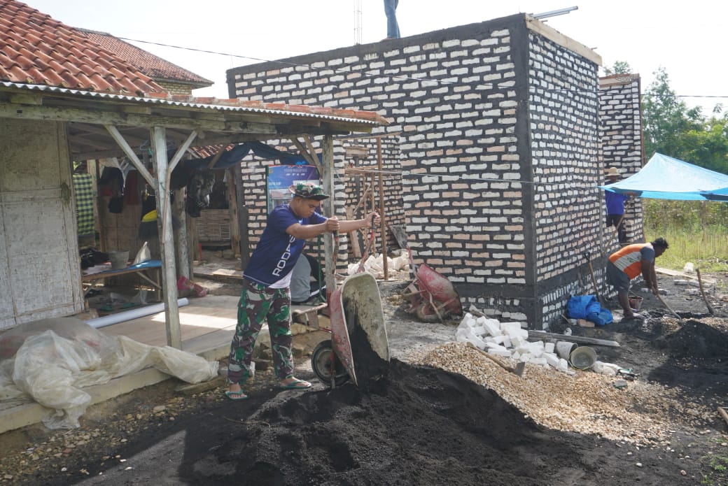 Satgas TMMD 127 Angkut Pasir untuk Percepat Rehab RTLH Warga Mandala