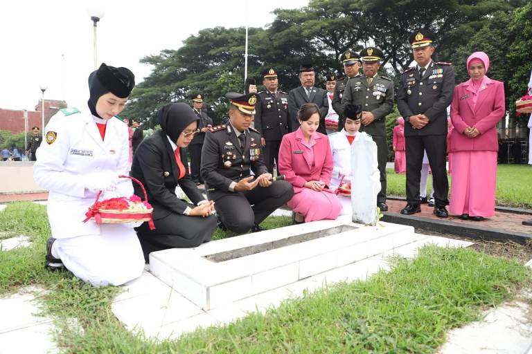 Kapolres Kediri, Wakil Bupati, dan Bhayangkari Tabur Bunga di TMP Canda Bhirawa Pare