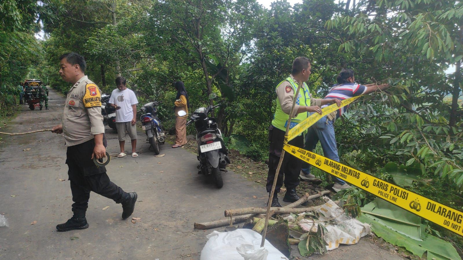 Respon Cepat Polisi Ngawi Tangani Bahu Jalan yang Longsor di Kendal 