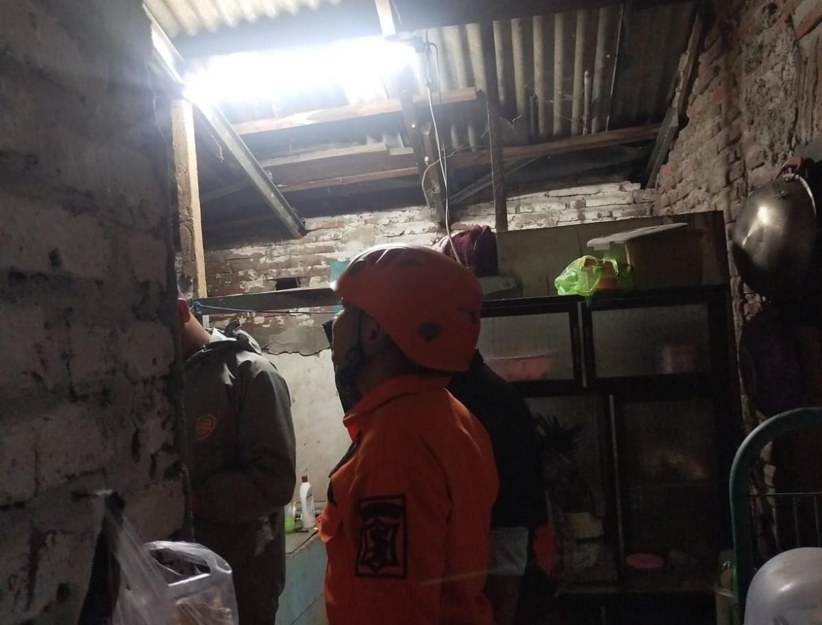 Rumah Warga Pakal Hancur Tersambar Petir