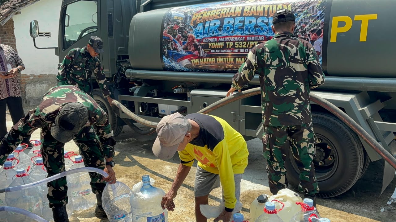 Yon-Tp 532/Pangeran Timur Dropping 20.000 Liter Air Bersih di Madiun